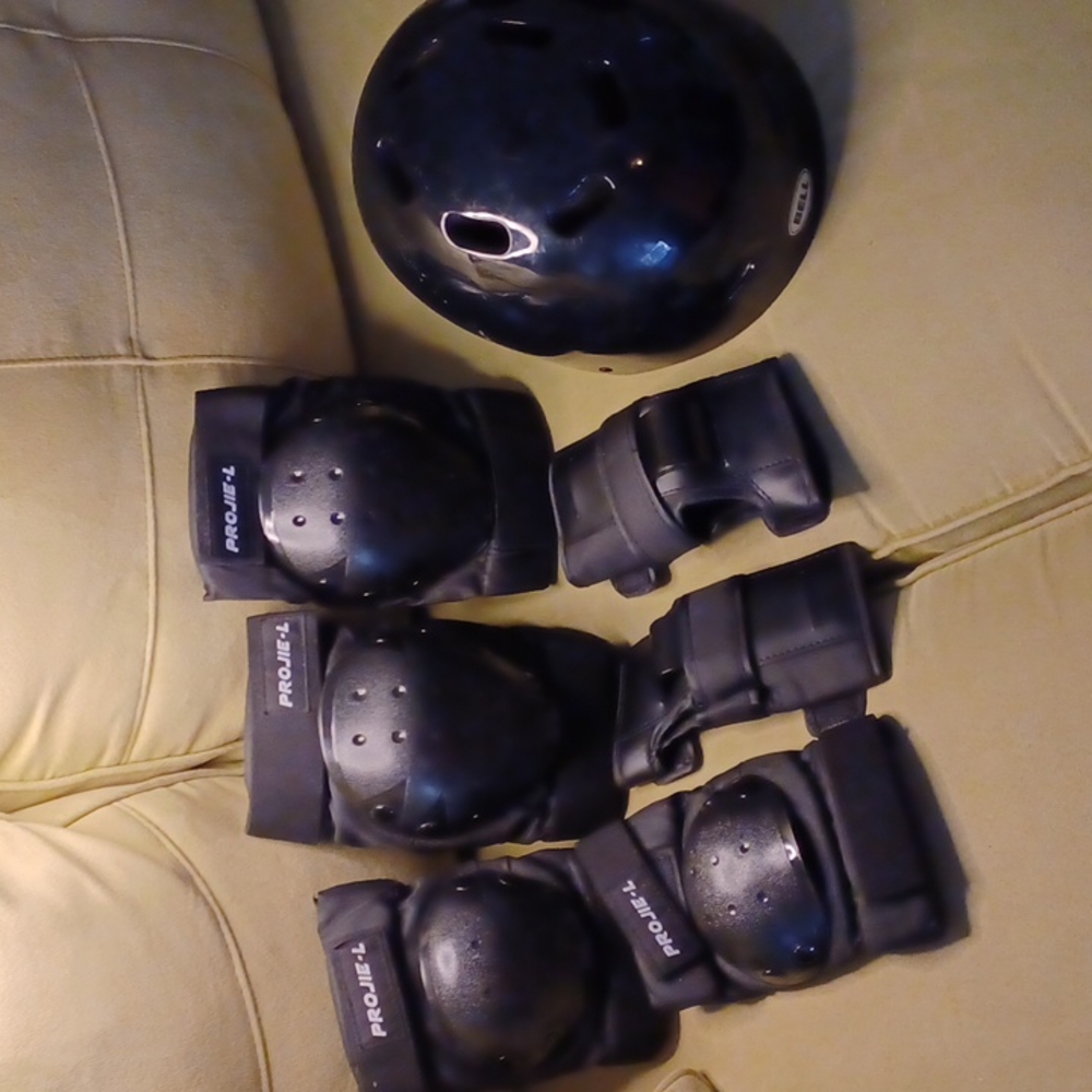 Projie L knee, elbow and wrist skating pads with Bell helment black